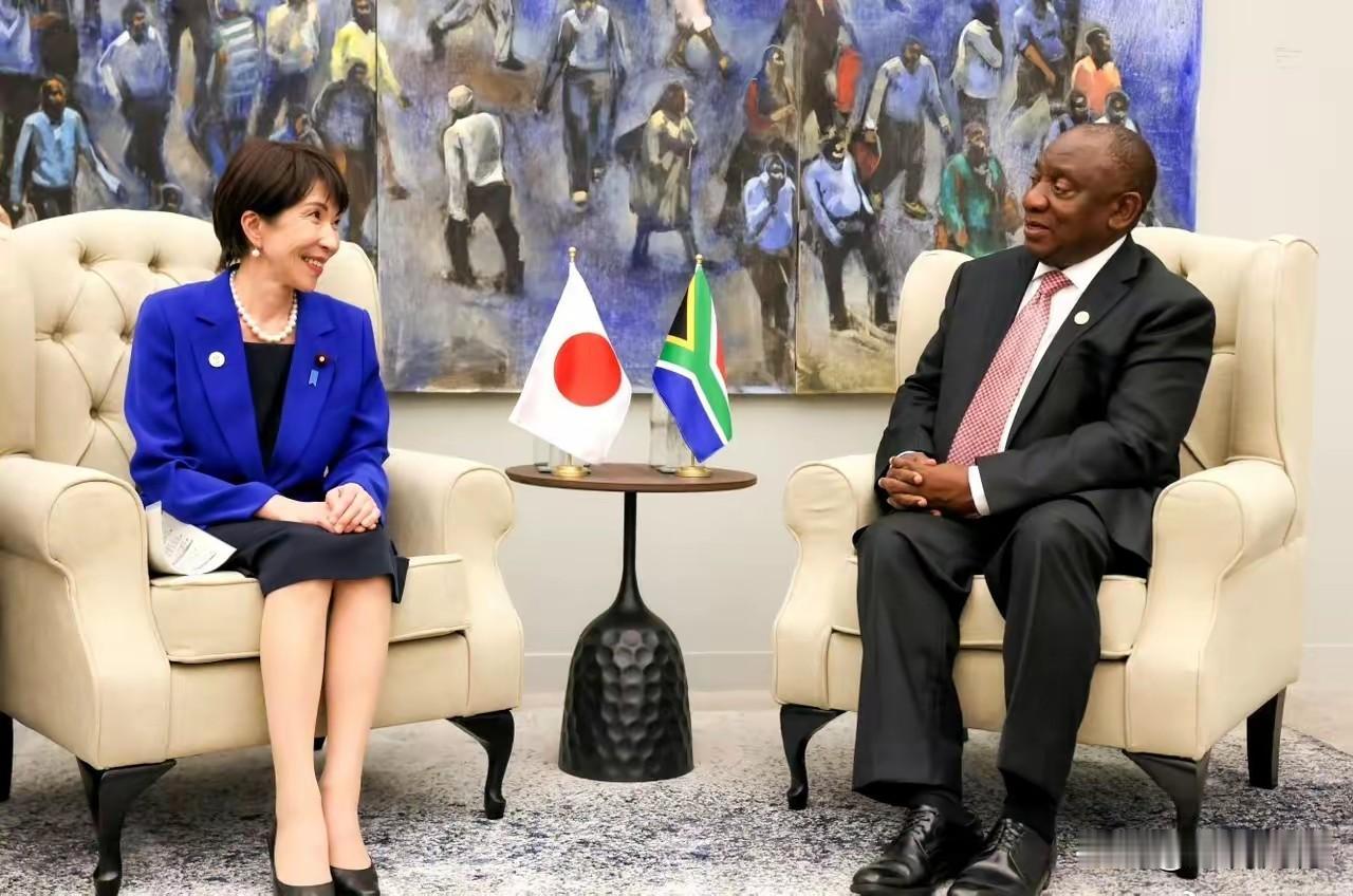 高市在于南非总统会见时，显得也是谦卑有礼，满脸的堆笑，不知道底细的人，还以为这个