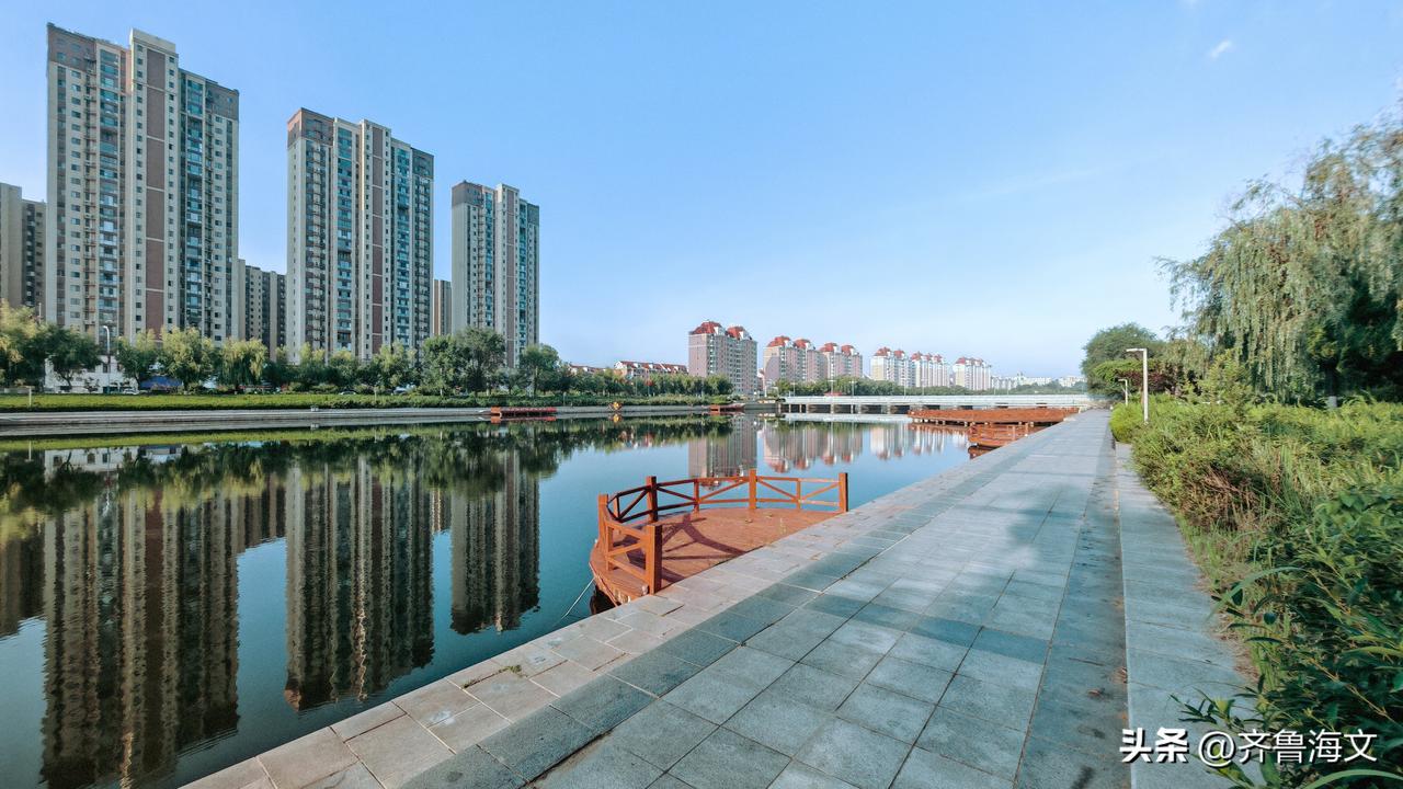 碧桂园住宅小区坐落在抱龙河岸边