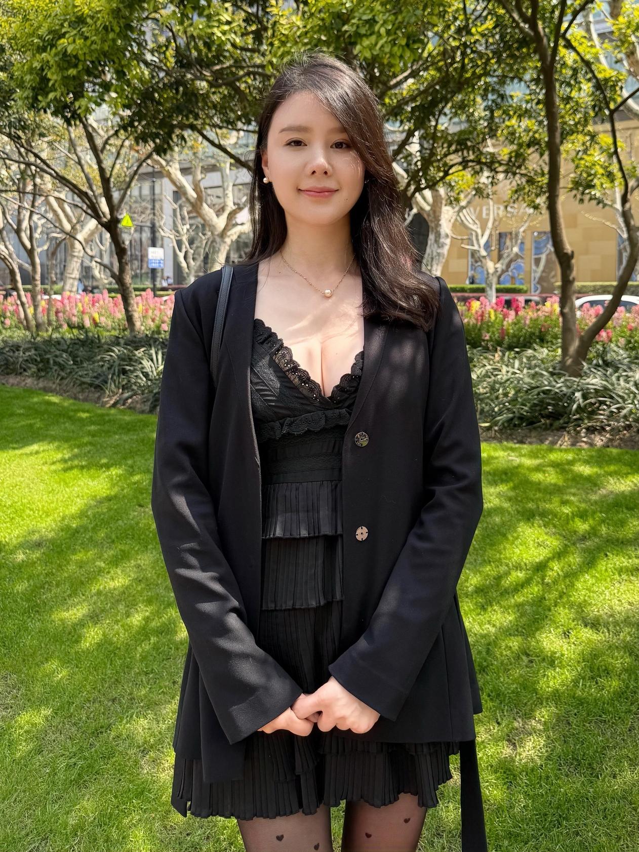今天心情不好，
特意穿了黑裙，
涂了点口红。
看着镜子里那个冷艳的自己，
坏情绪