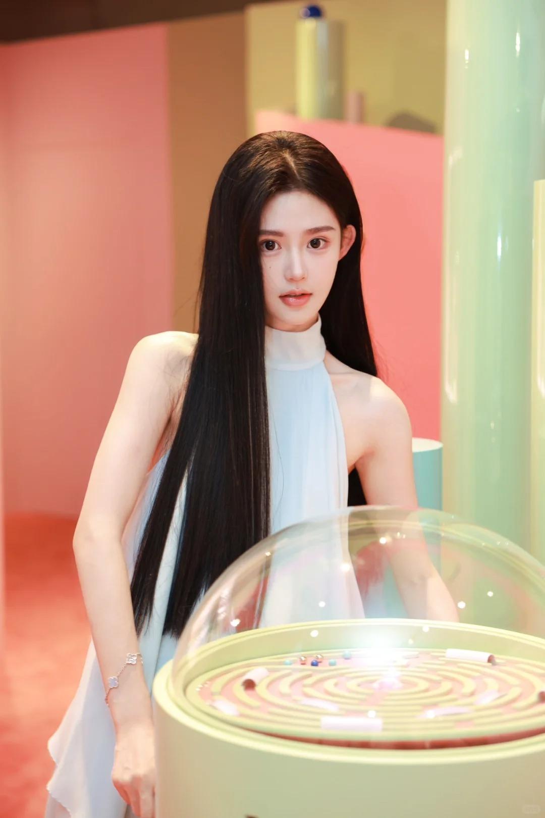 双眸绽放莫名情绪的模特少女，山根清挺却不凌厉，鼻尖带着原生的柔钝感，似磨砂陶泥却