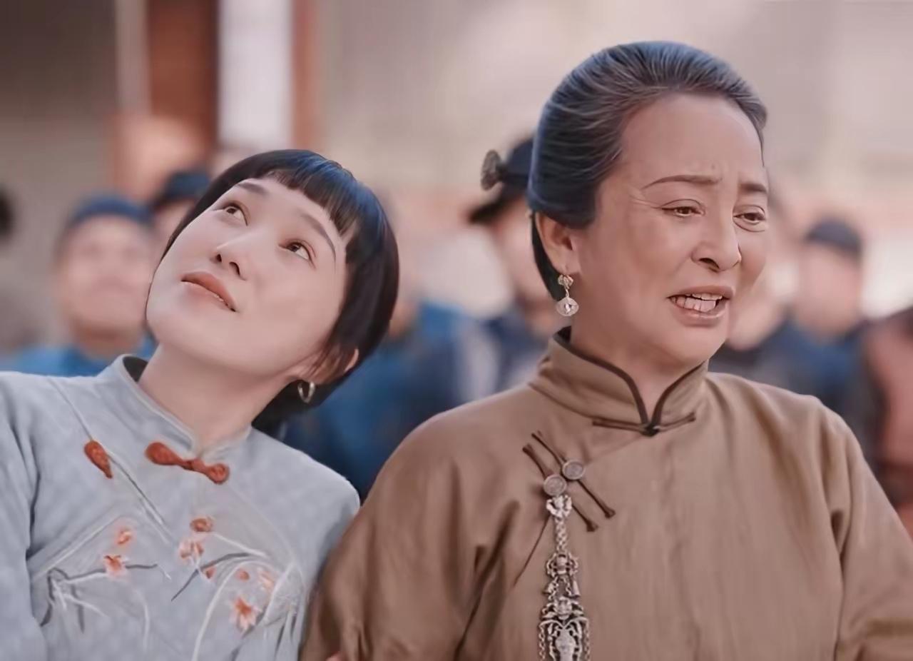 追剧巜灼灼韶华》   韶华的婆婆自私愚蠢还见钱眼开。她自己手里有二顺寄来的几十块