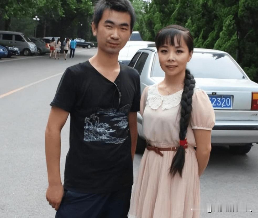 当年，王二妮出名后，男友李飞对她说“二妮，分手吧，咱俩不是同一世界的人了。”可王