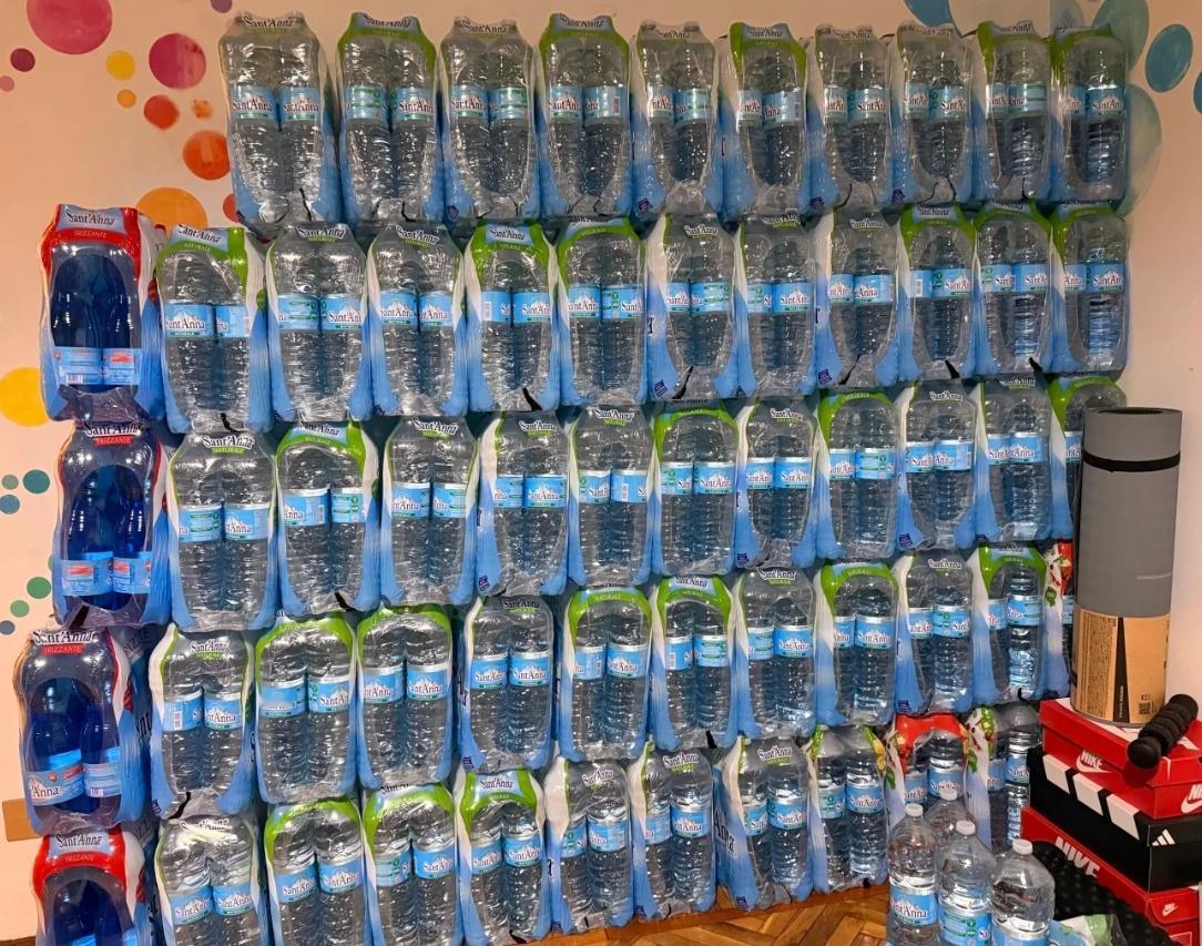 原来水硕的水是喝水的水趁着打折买了很多水不要问全部搬回宿舍累不累为了省💰我有的