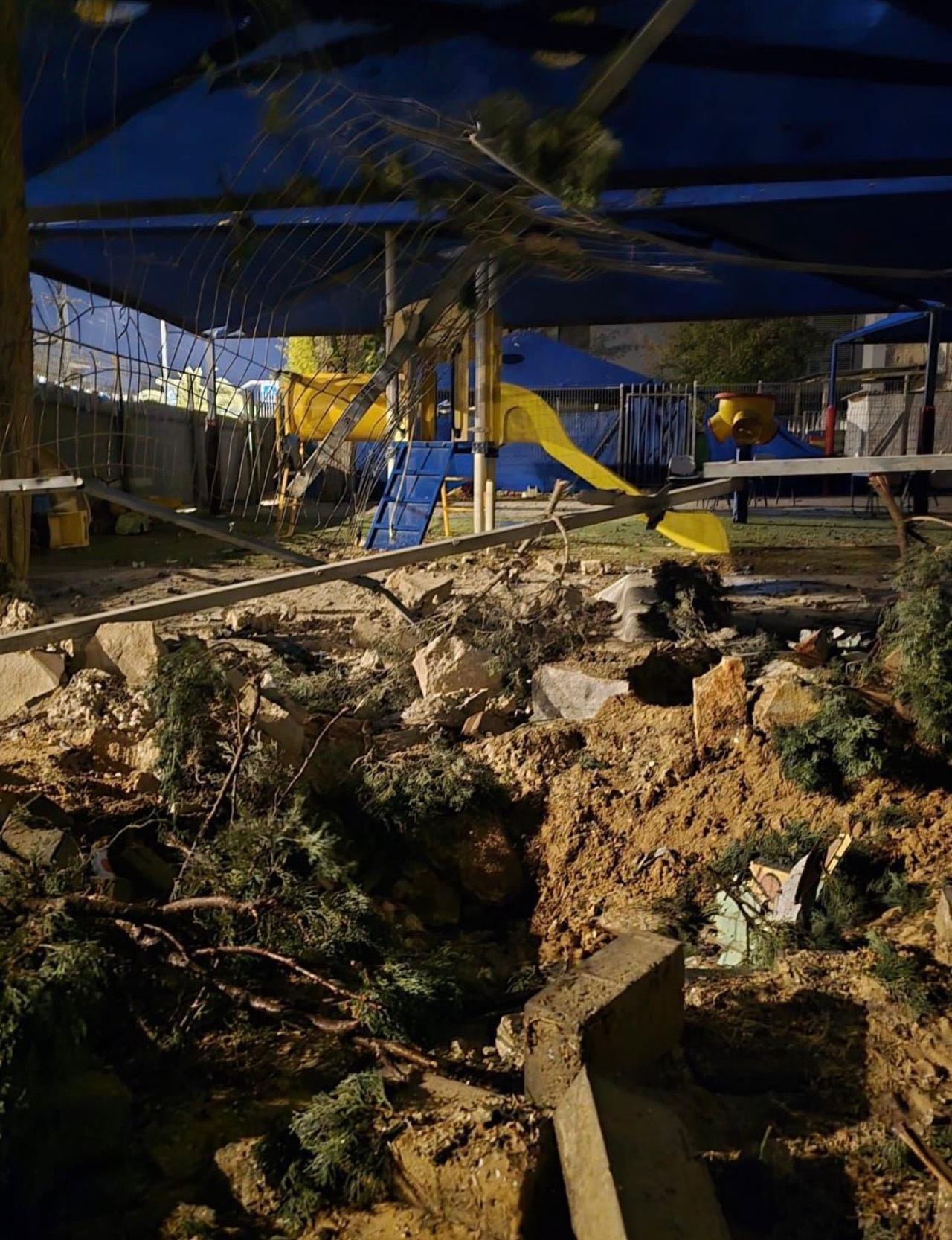 昨晚，伊朗向以色列城市里雄莱锡安发射了一枚集束炸弹，造成多处区域受损。