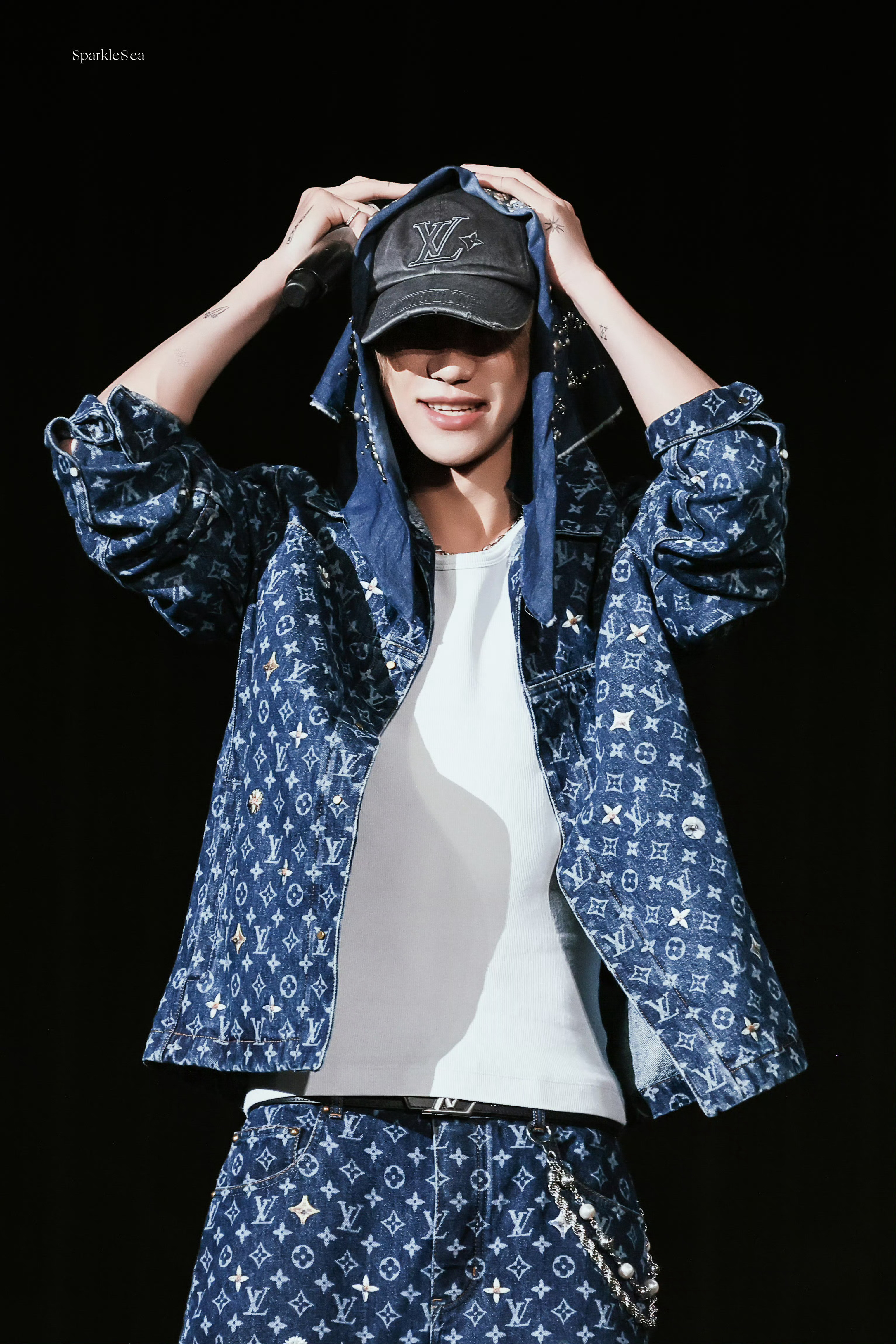 徐明浩今日香港演唱会路透造型，身着Louis Vuitton老花丹宁套装搭配鸭舌