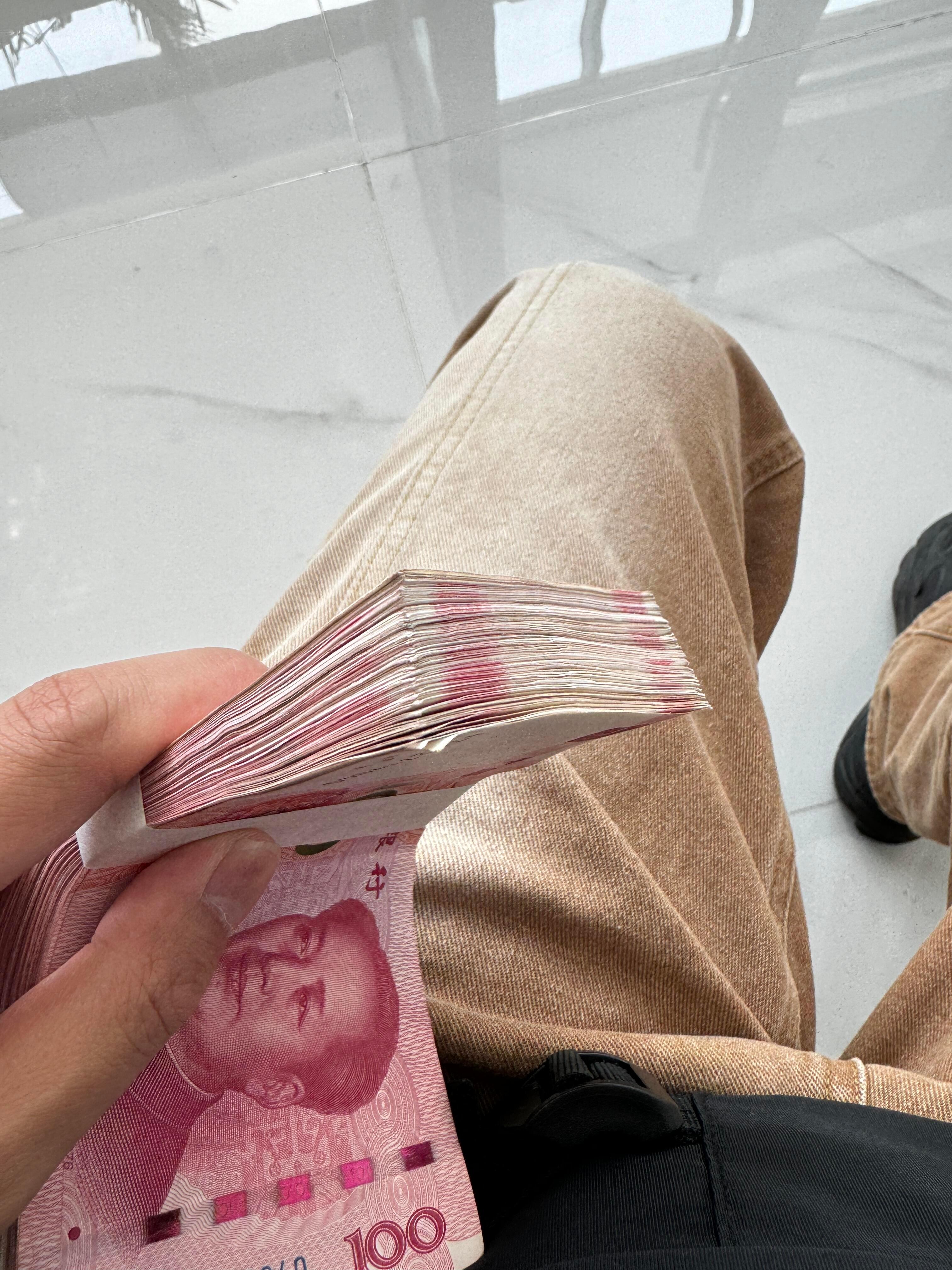 一个亿有多少原来一万这么厚一叠，网上支付用多了，慢慢对现金没感觉了。 ​​​