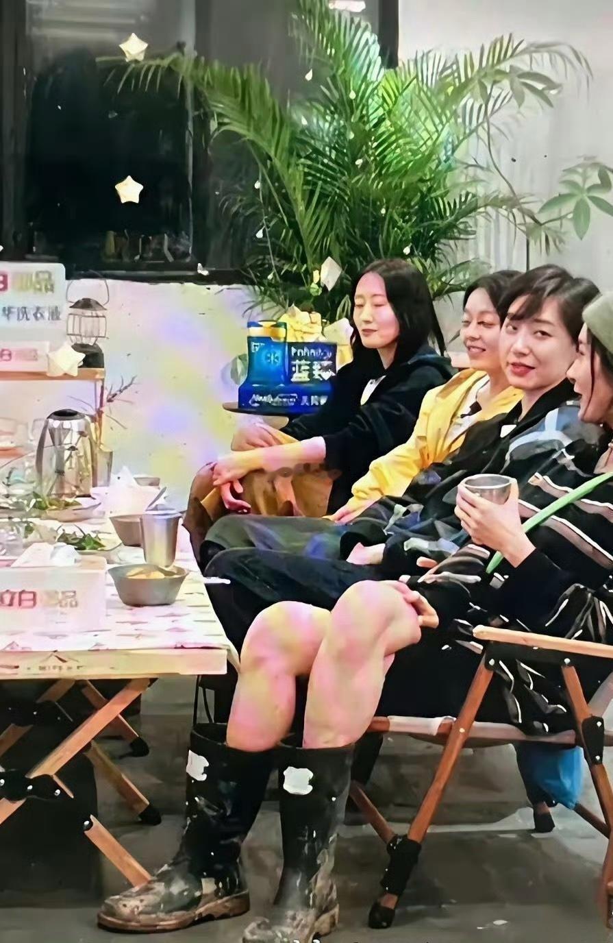 跷二郎腿为什么两只脚还能着地 