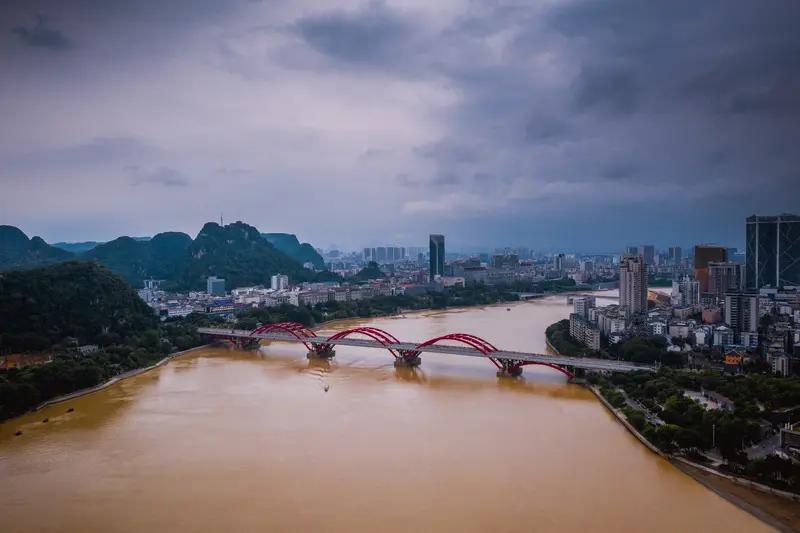 直击洪峰过境后的封开：商铺陆续恢复营业，现场志愿者仍值守在洪峰肆虐过后，封开这座