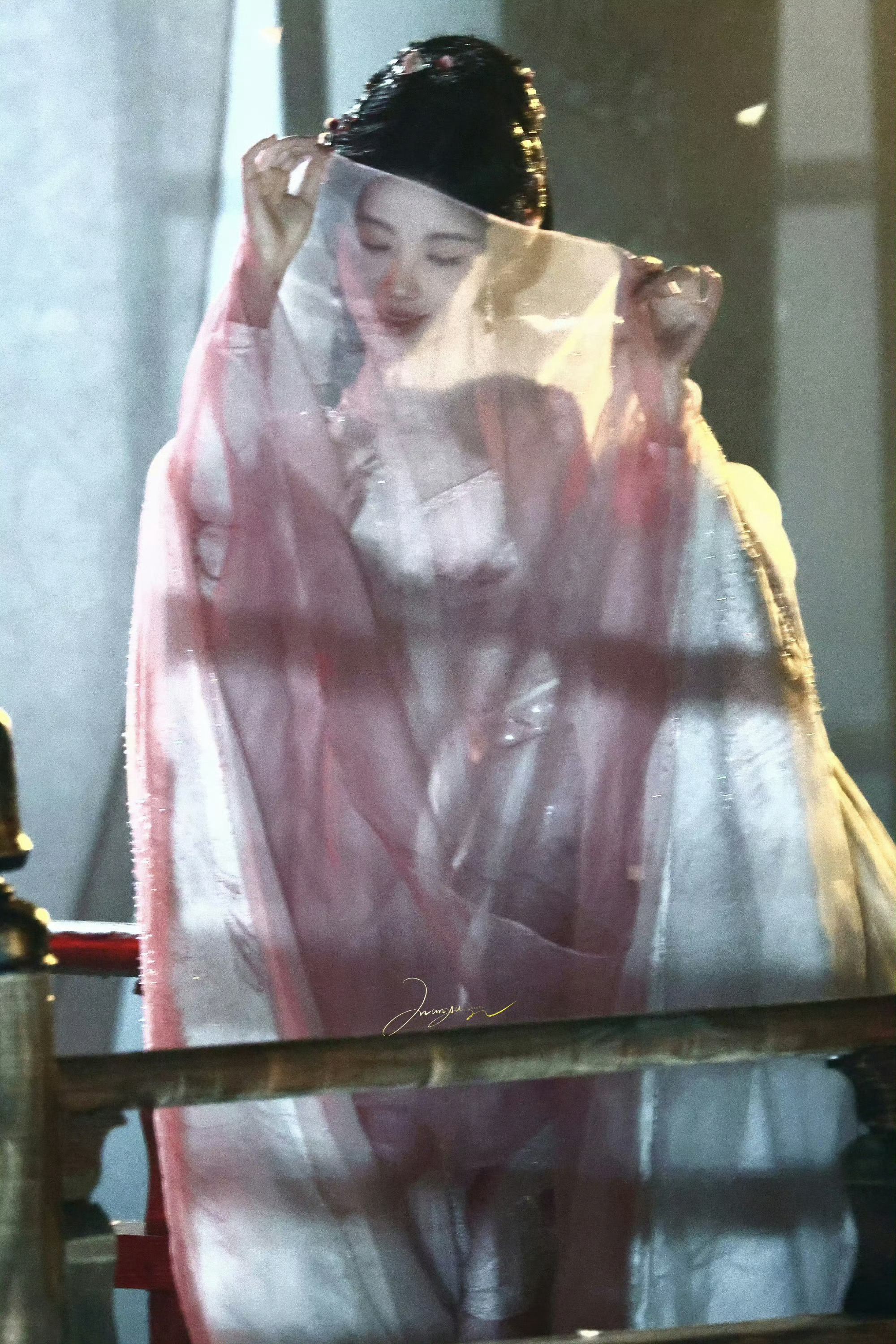 鞠婧祎美貌加持下34套华服 眉眼间是清冽仙气，抬眸时又藏着锋芒。34套华服衬得骨