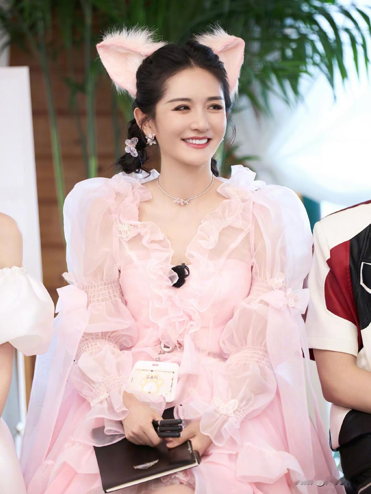 谢娜太会哄孩子了！[捂脸]张杰要去青岛开演唱会，女儿跳跳抱着张杰一直大哭不让他走