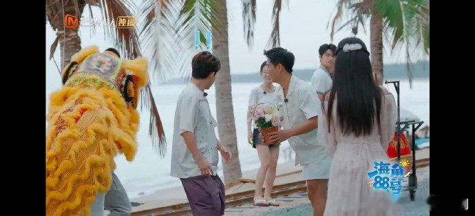 徐志胜舞狮差点舞进海里海角88号徐志胜把舞狮跳出了反差萌！明明认真表演却差点冲进