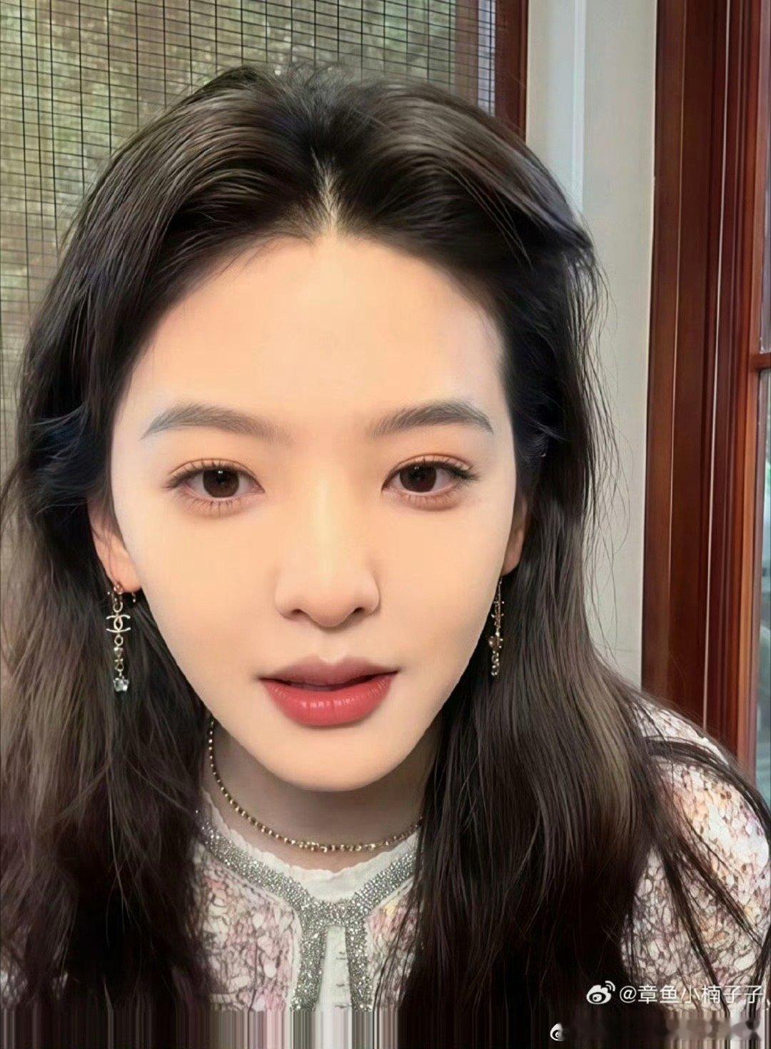 章若楠香奈儿直播截图这个死亡角度也不影响美貌 