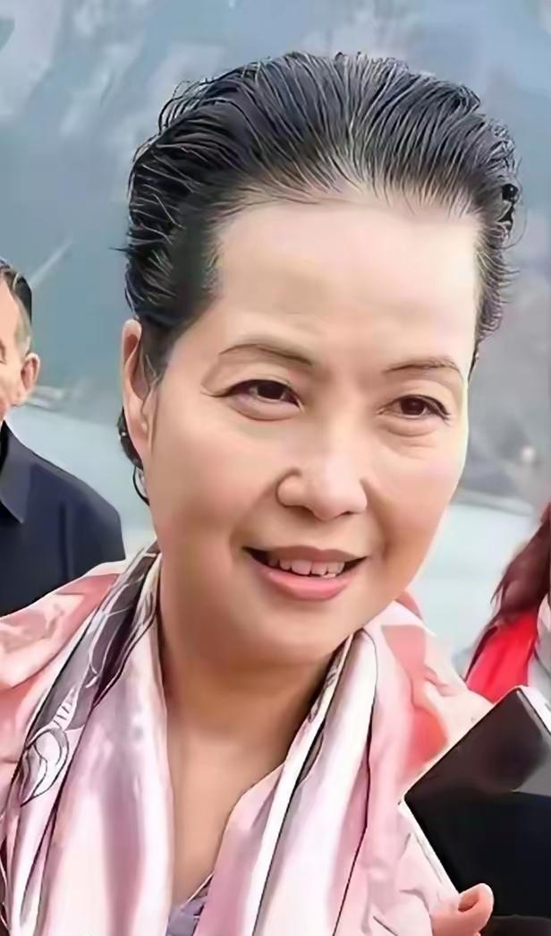 这也是一位歌手，老了都差点没认出来，你还记得她叫什么名字吗？