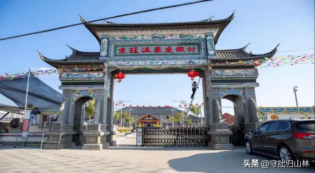 七律·陇川
陇邑风光入锦笺，
山川钟秀韵绵绵。
林深翠影藏灵兽，
田沃青畴绕瑞烟