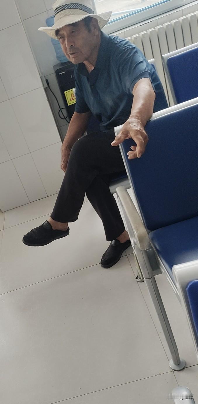 今天下一点半到镇医院给老母亲买血糖药，到了医院才知道来早了半个小时，我看到门诊大