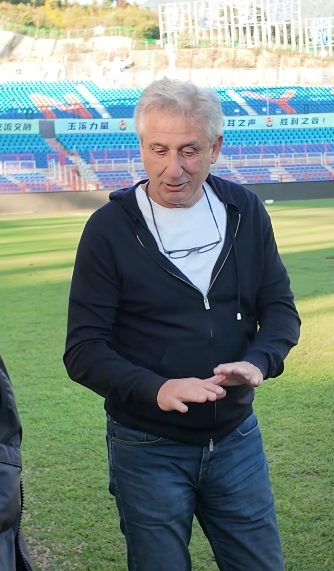 云南玉昆巴乙兽腰卡约·维尼修斯已到，巴乙银靴锋线大杀器克莱伯今天下午到达，西班牙