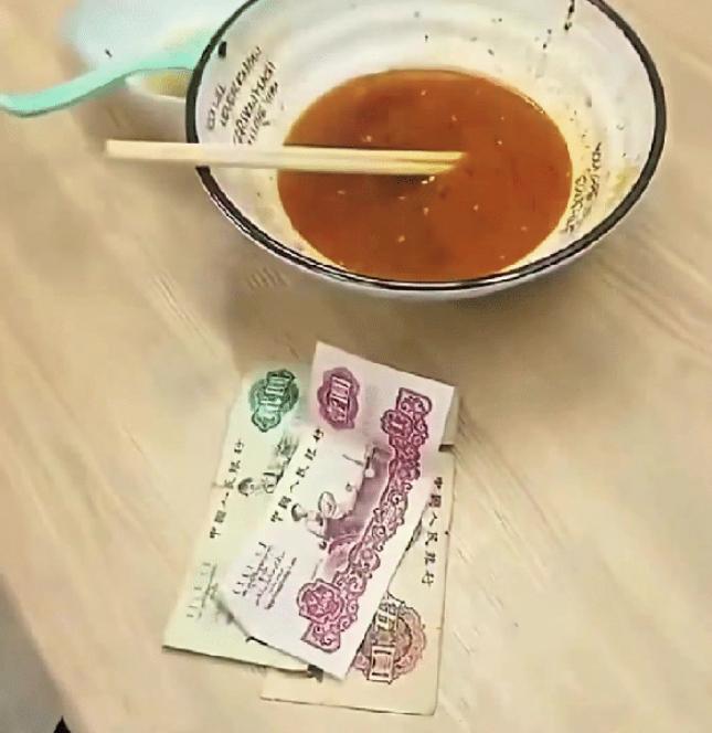 安徽一大爷餐馆吃面，吃完直接走了，老板以为大爷逃单，跑过去才发现，大爷在桌上留了
