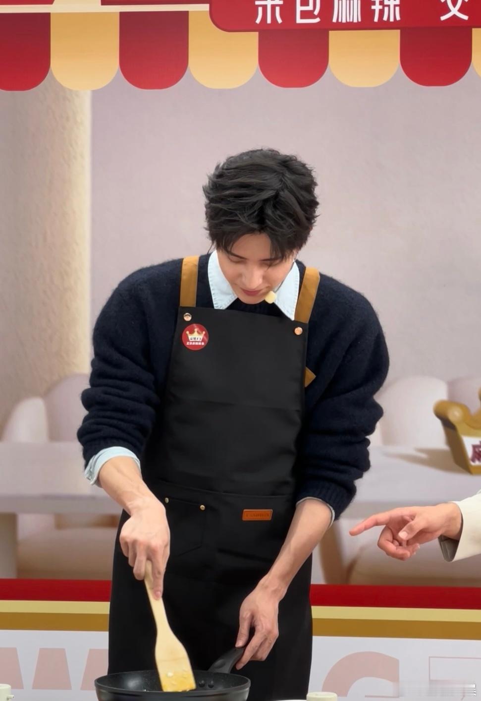 #敖瑞鹏人夫感#这可能是所有人梦寐以求的男朋友吧，尤其是这天然的人夫感让整个人的