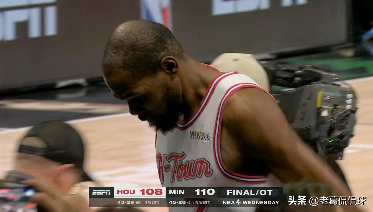 火箭当家球星杜兰特真是极度的落寞！在今天火箭客场以108：110惜败于森林狼的赛