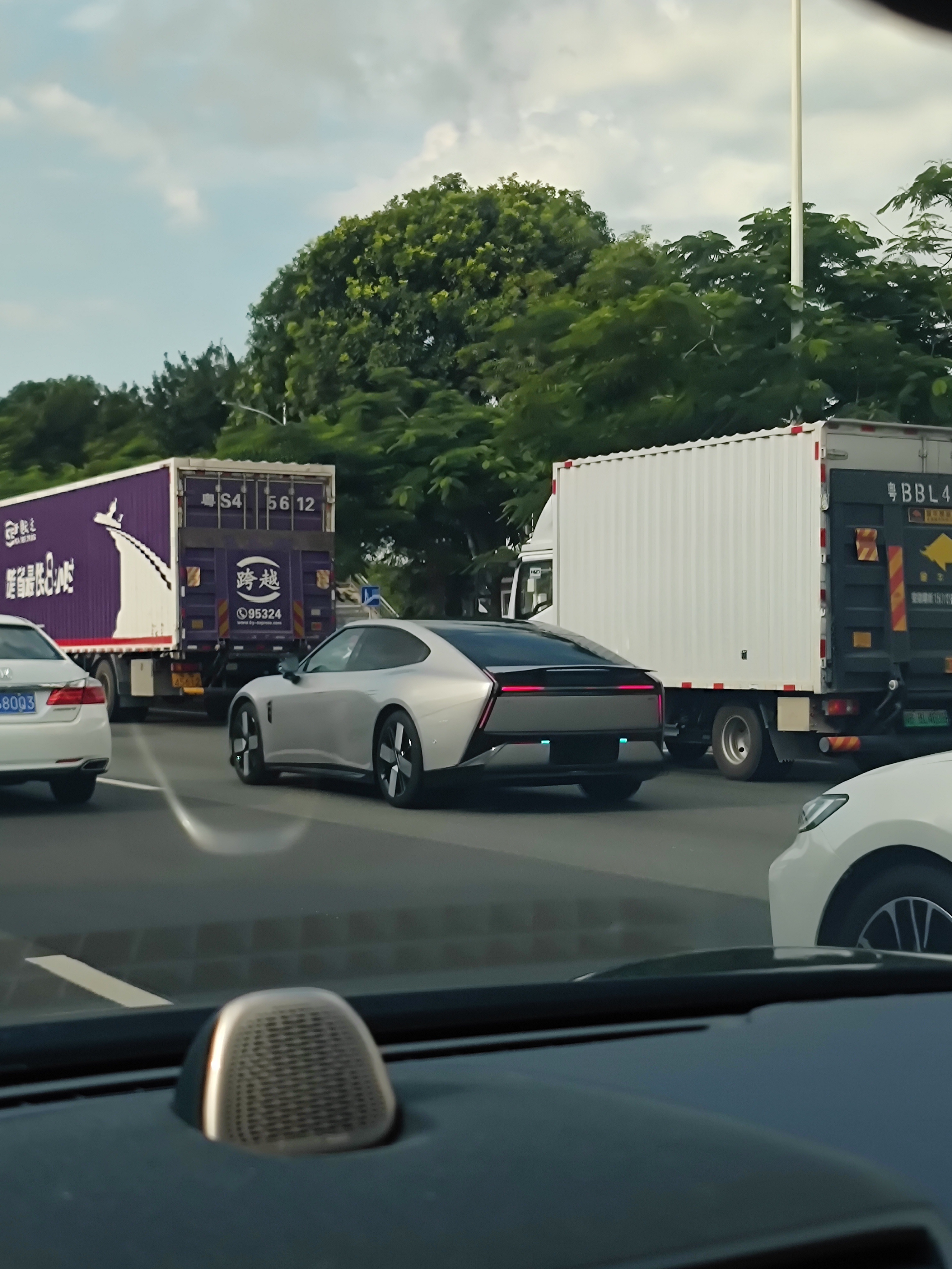 车流里的显眼包，感觉不像这个时代的车。 ​​​