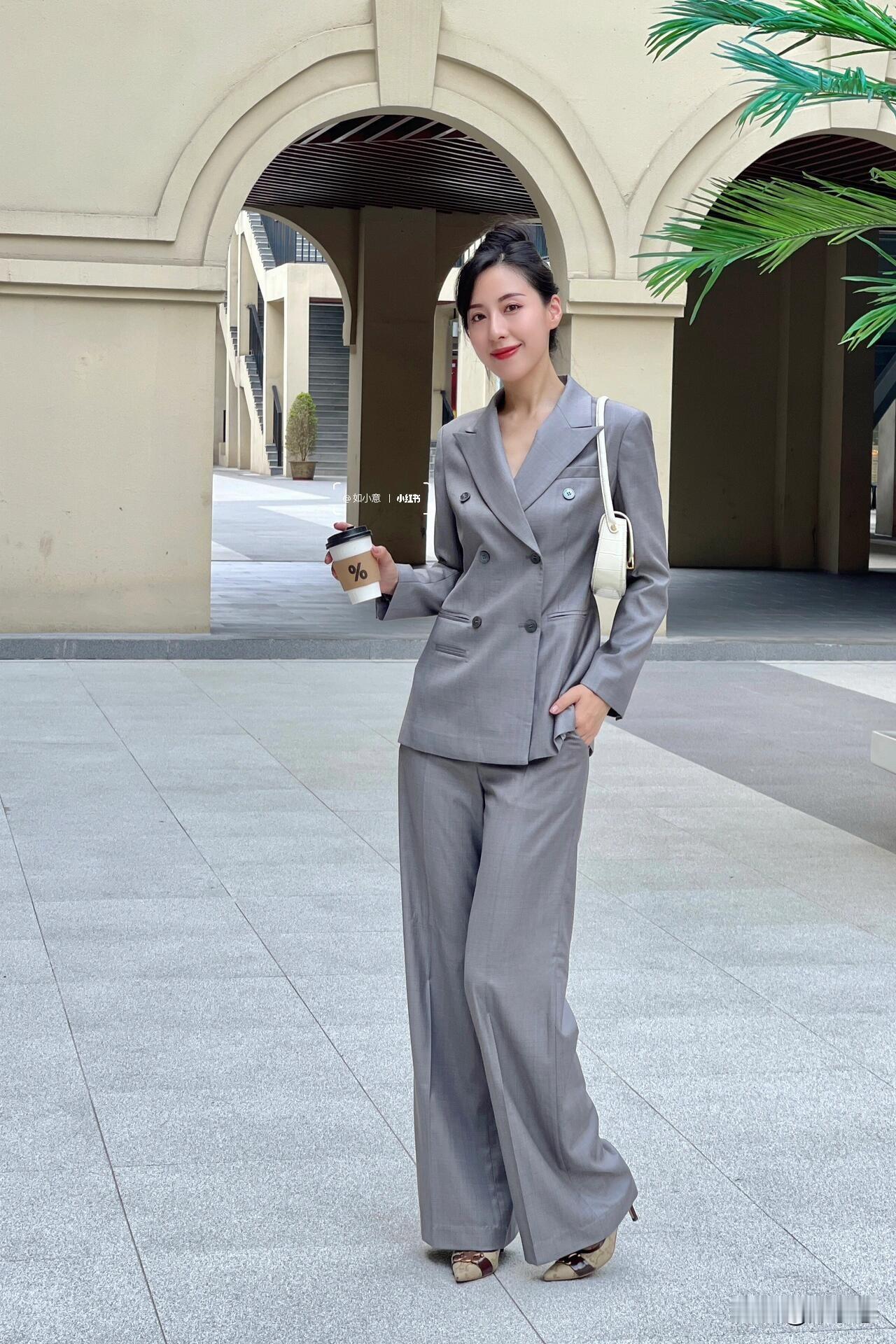 我的上班穿搭| 简约气质灰色西装~
对于职场穿搭来说
西装永远在衣柜里保留着一片