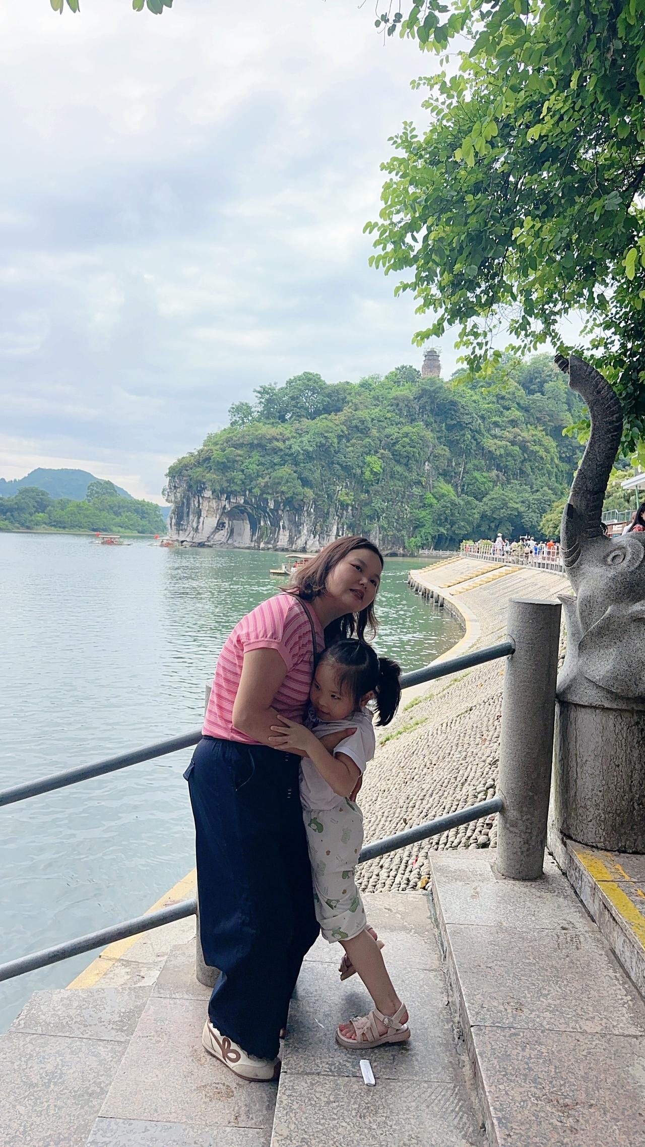 这首歌太适合妈妈和孩子了
小小的你玩儿累了需要妈妈抱的时候，不管多累，还是攒起力