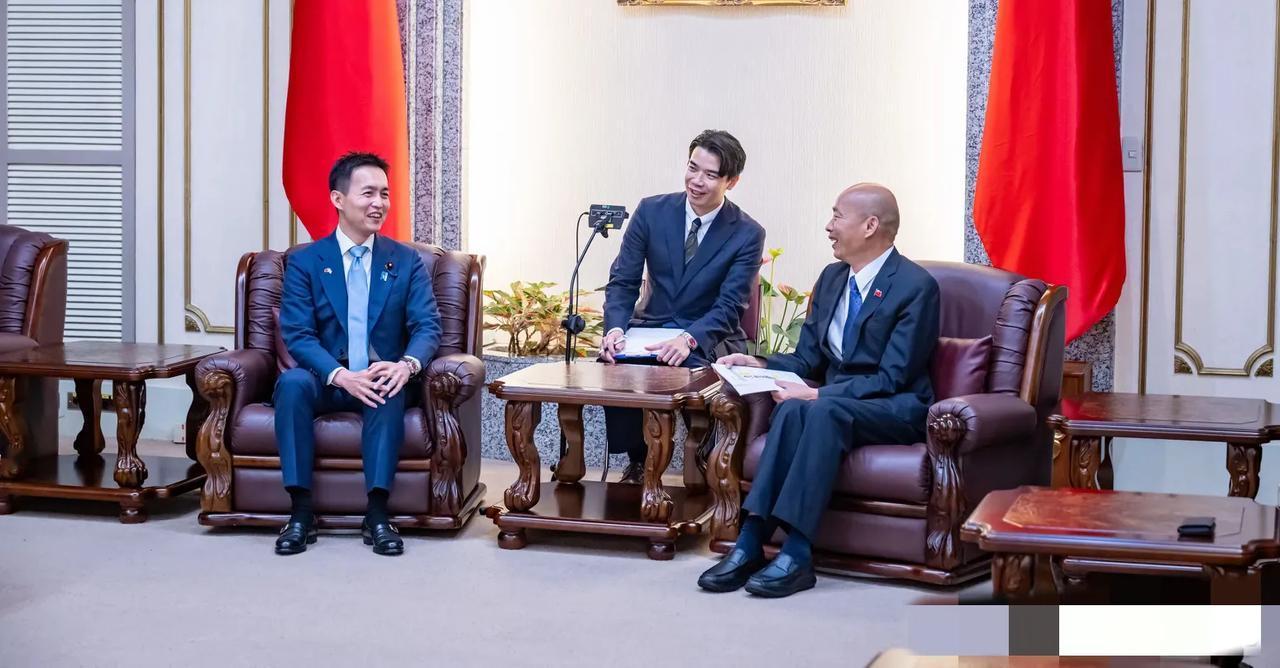 败类，就说他不是什么好人，居然会见日本自民党的人，从他推8000亿军购，就知道跟