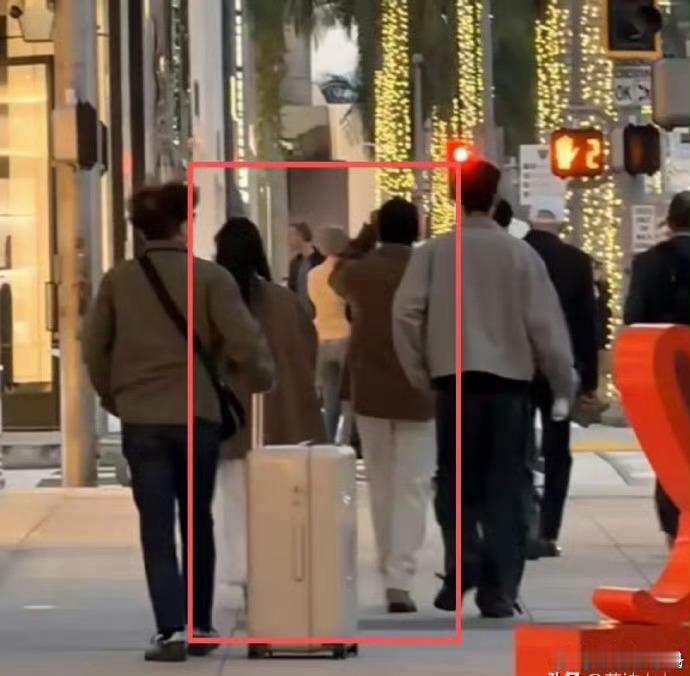 洛杉矶街头这波“情侣装”同框照是真的好自然。44岁的JJ身边那位，被认出又是传闻