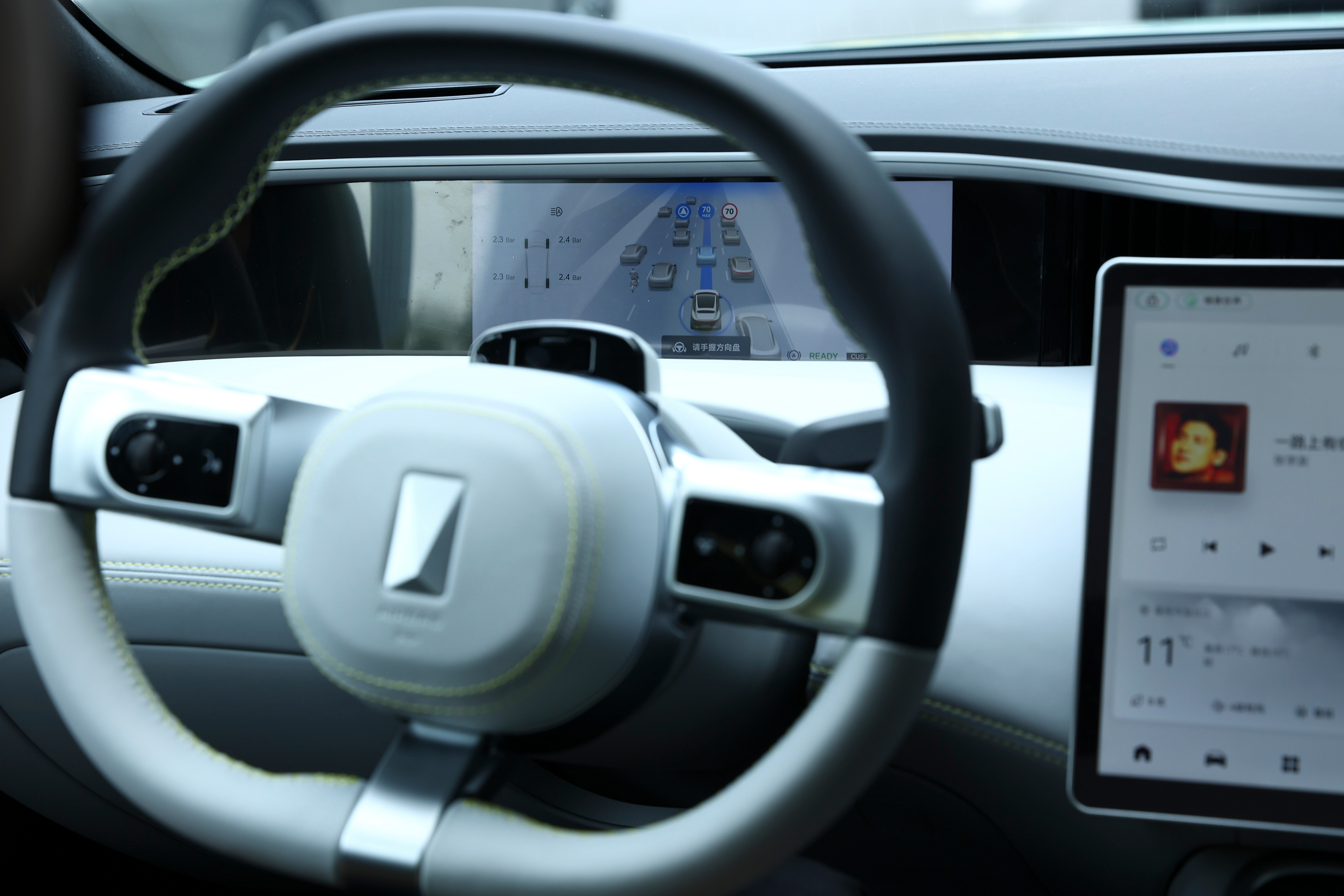 在某地下车库，有网友幸运遇见了张智霖先生玩遥控车，还成功完成了泊车。想必大家都很