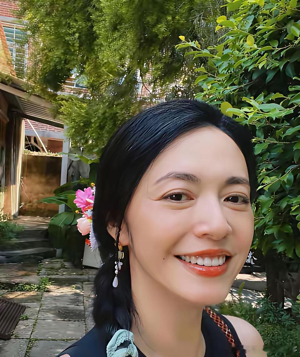 姚晨晒出12岁儿子徒步的照片，儿子长得很像她，尤其是嘴。不过儿子的牙齿参差不齐没