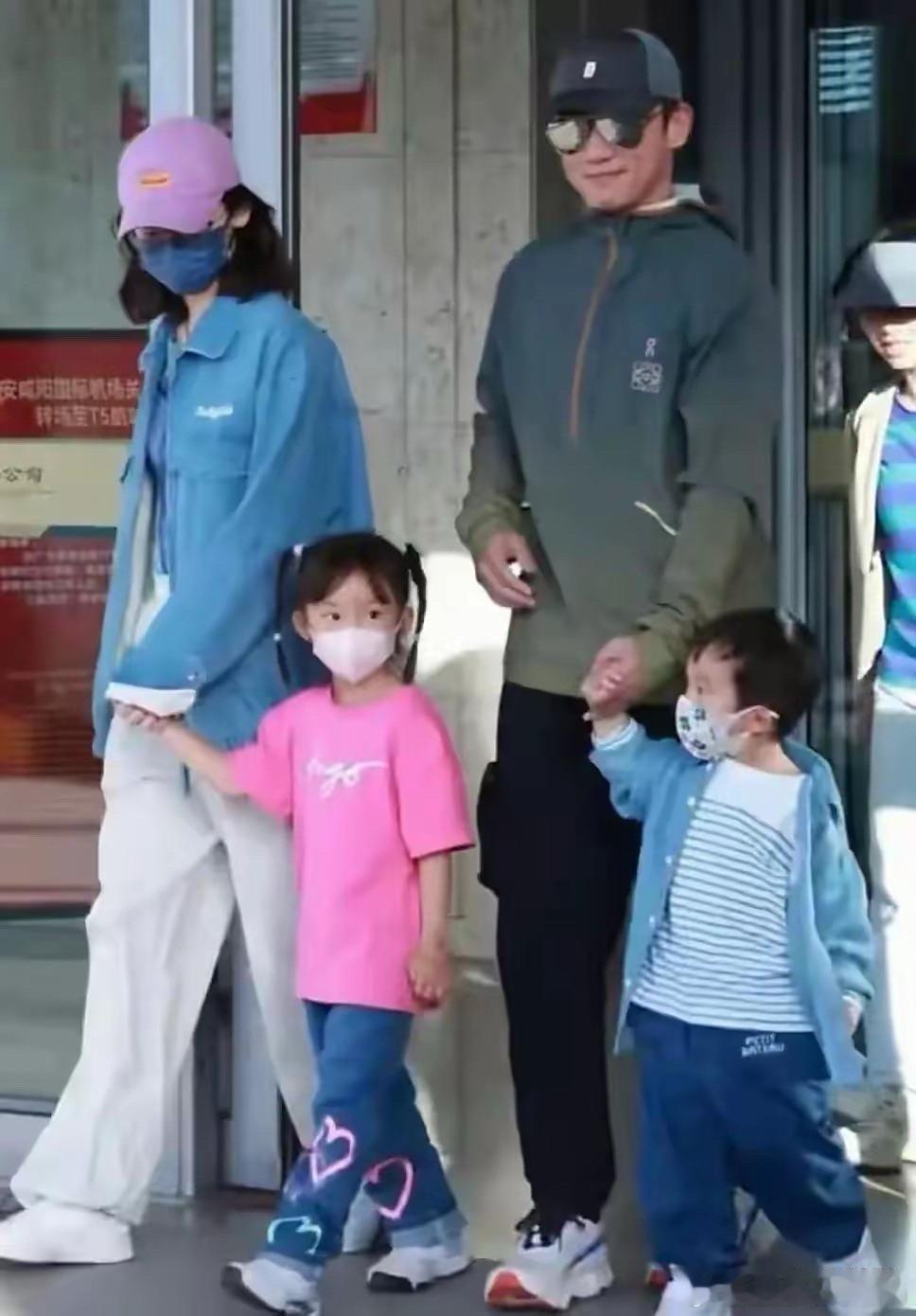 郑恺苗苗晚上出来看电影，夫妻俩都穿着拖鞋，手拉手身高相差无几 ​​​