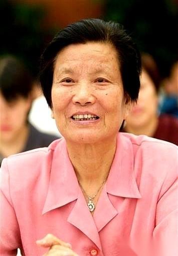 上海的纺织车间里，空气中飘着棉絮，上千台机器的轰鸣声，能把人的耳膜震麻。
一个女
