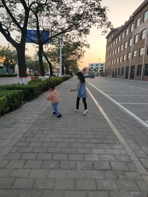 我认为快乐重要，成绩是次要的。天底下所有的父母都希望自己的儿女能够健康快乐的成长