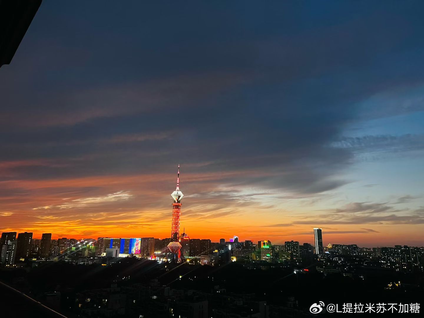 💕一个多小时天空变化，云卷云舒，落日余晖慢慢铺开，收获一场浪漫黄昏。 ​​​