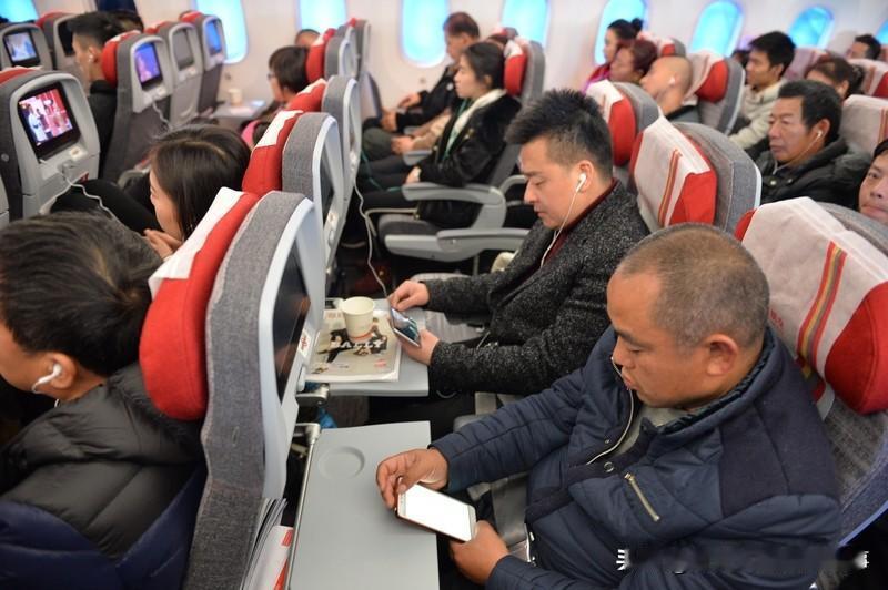 这是一起发生在民航客机客舱内的盗窃案，后续警方通过缜密侦查快速锁定嫌疑人并追回赃