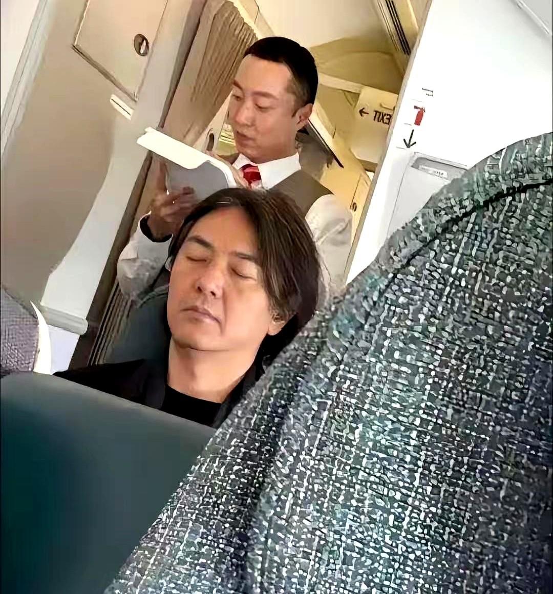 你以为明星很远，其实偶遇就在身边。

郑伊健出现在早高峰的地铁车厢，站在角落里，