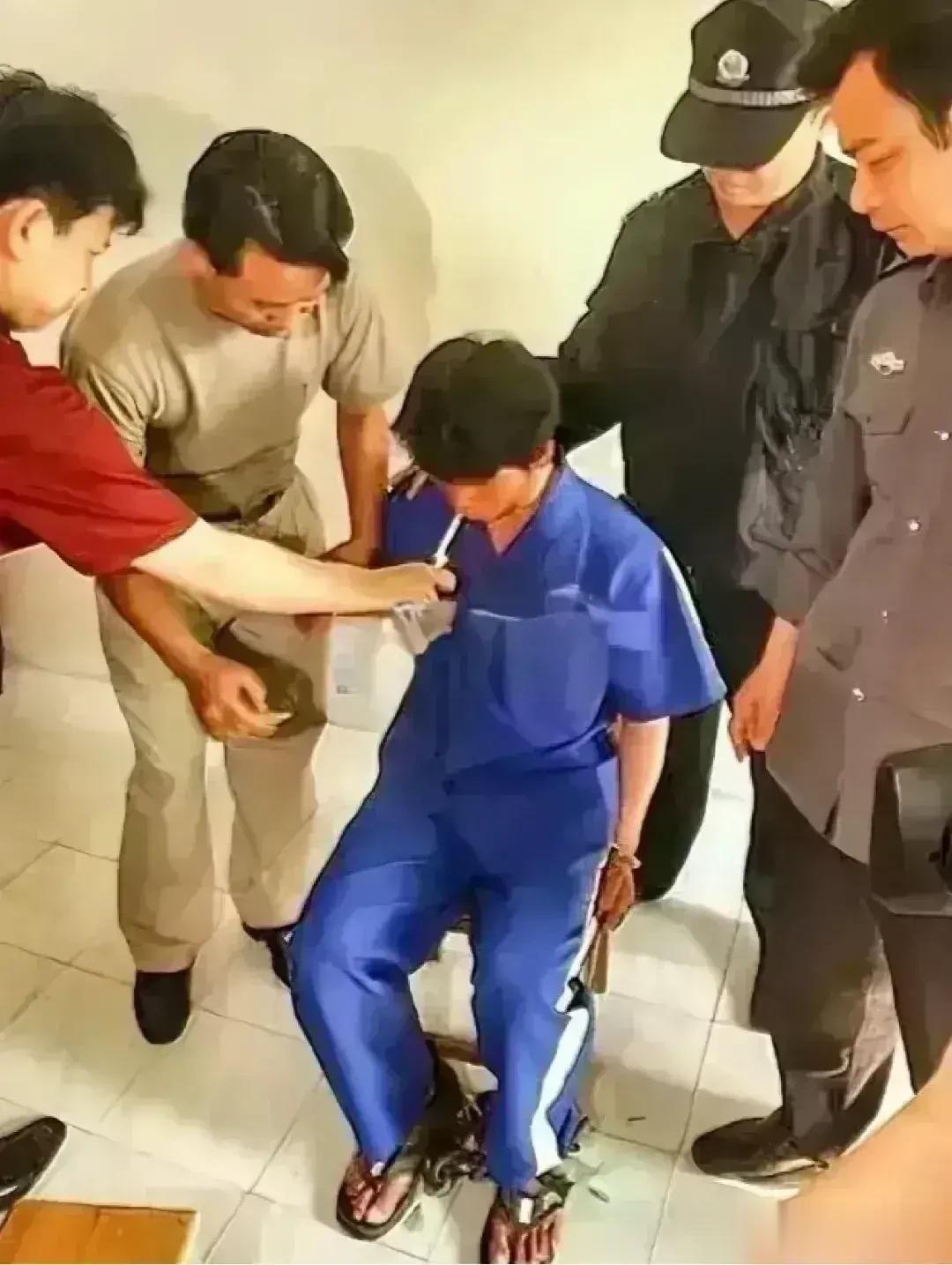 马加爵被执行死刑前，因过度紧张而浑身瘫软，工作人员帮他点燃一支烟，以缓解他的情绪