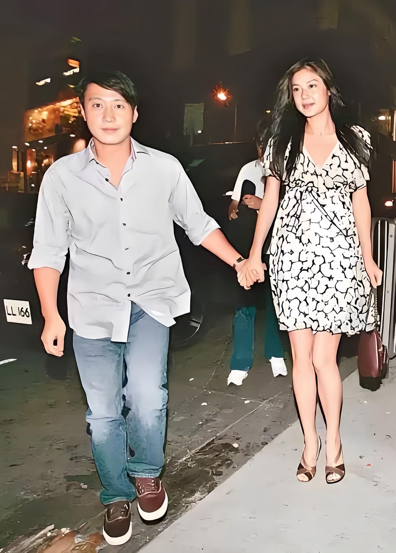 黎明与乐基儿昔日合影，两人十指紧扣一起逛街的画面。

当初乐基儿嫁给黎明的时候才