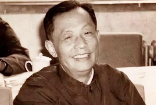 1956年张劲夫临危受命，甘做两弹一星幕后“后勤人”
 
1956年，42岁的省