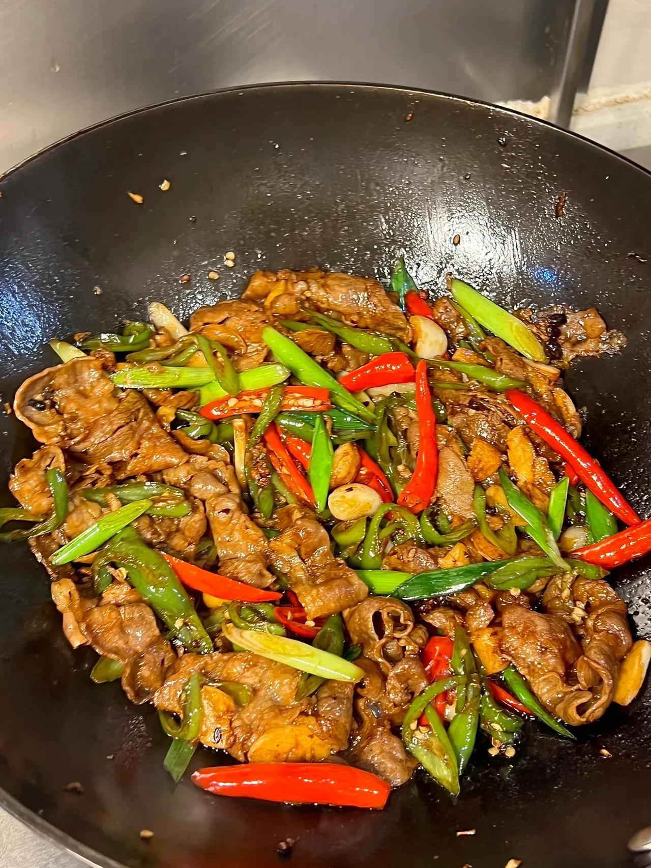没想到这玩意炒辣椒还真好吃啊………|||姐妹们！继上次的辣炒锅包肉之后，我妈又把