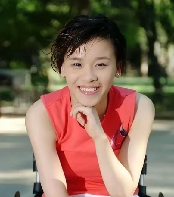 1998年，桑兰瘫痪后拿到了1000万美金的赔偿。就在这个时候，照顾了桑兰9年的