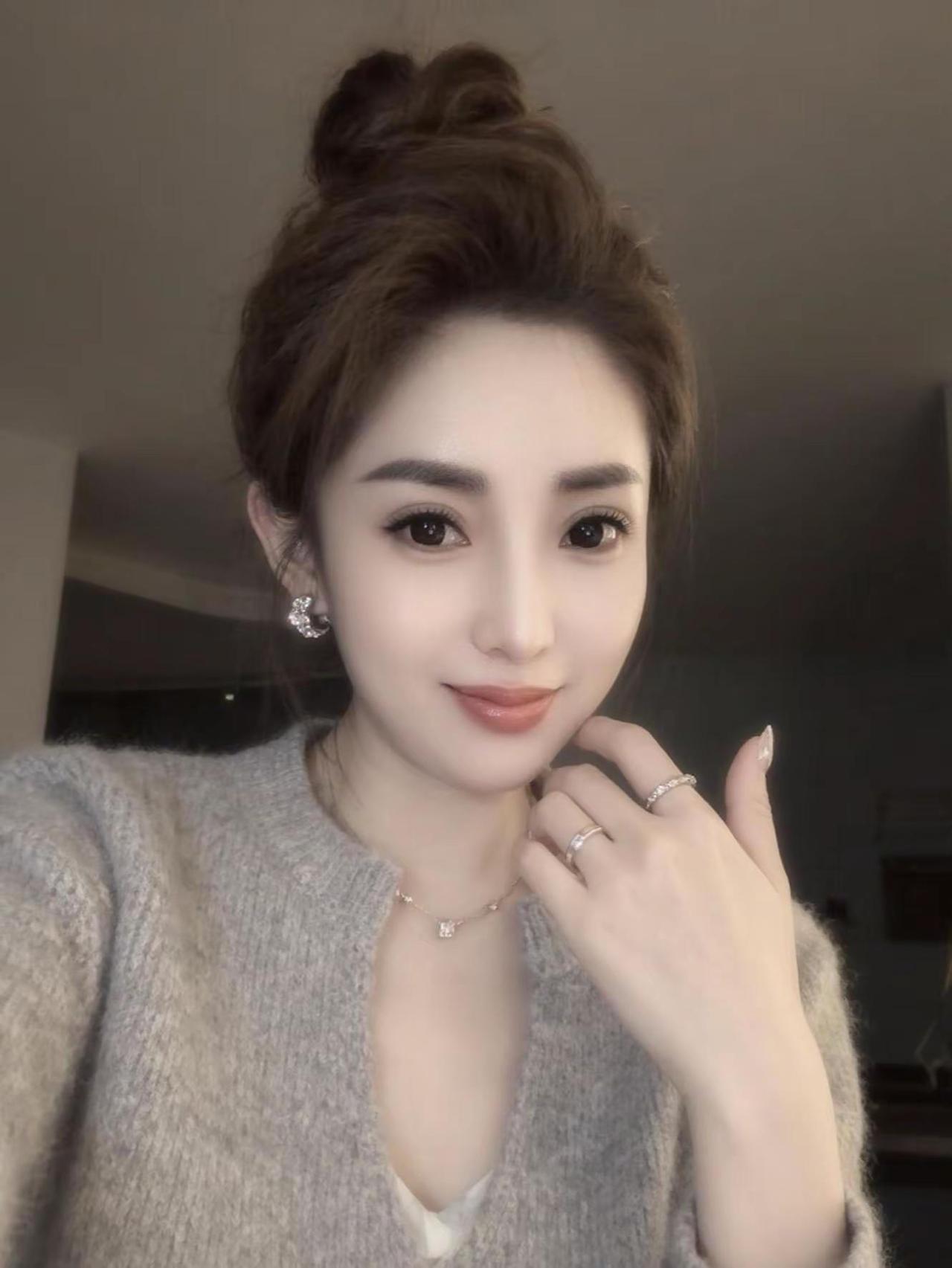 不知为什么突然想哭，莫名其妙的烦躁，突然不想回任何人消息，脑子里隐约出现很多事情