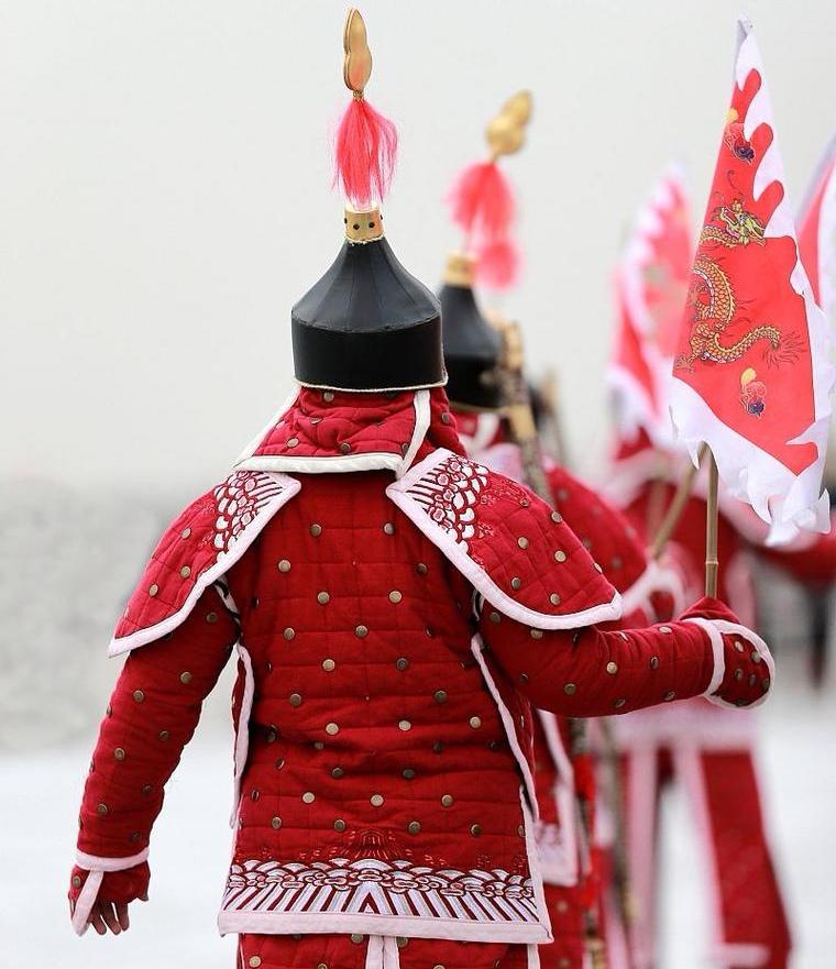 清朝皇室属于八旗中的哪一旗呢?
先说一下清朝皇室（爱新觉罗氏）并不属于八旗中的任