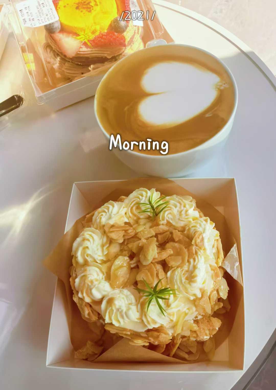 午间的美好，藏在一杯热咖啡里，也藏在冬日暖阳的温柔拥抱中。