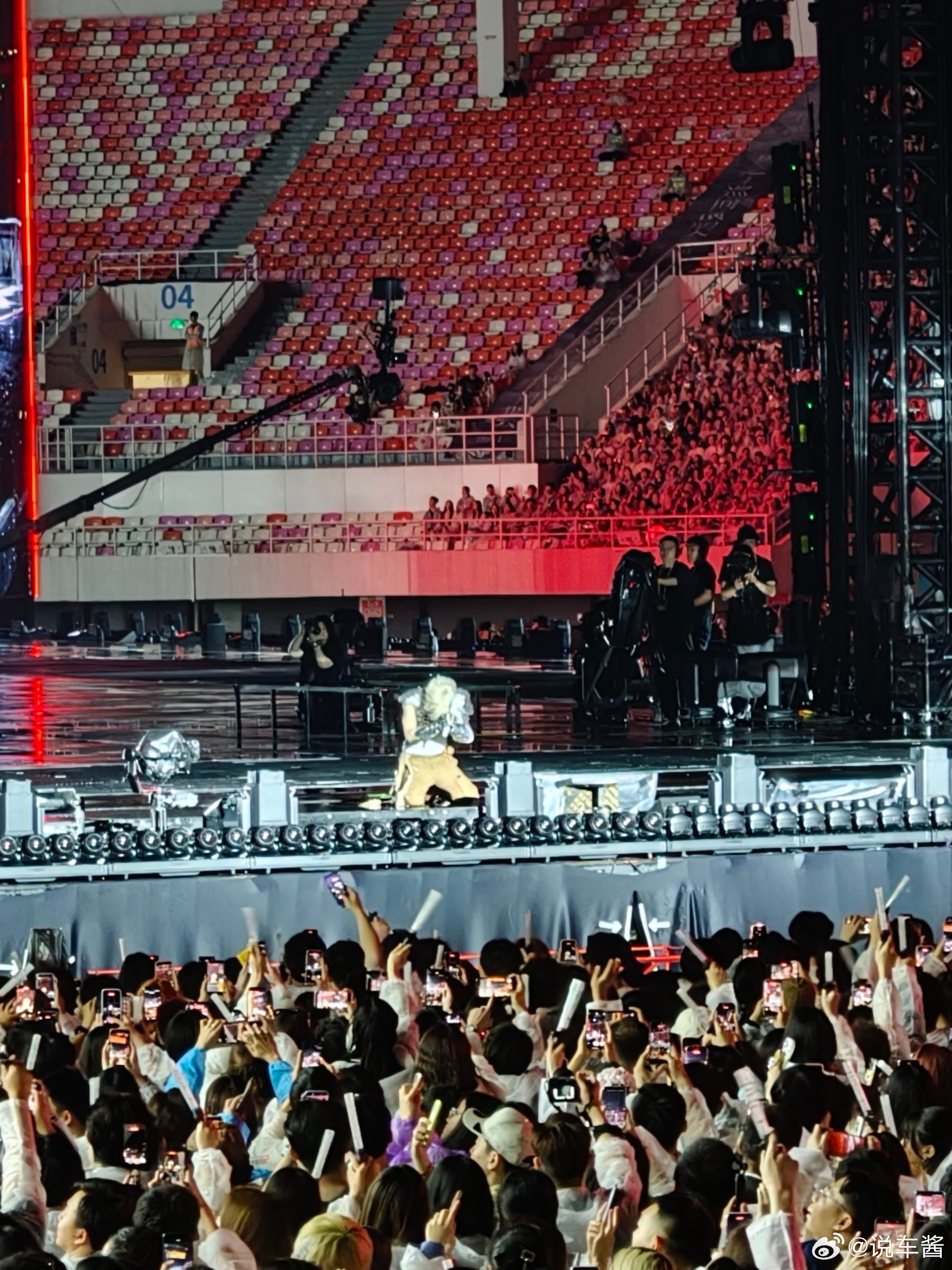 我是亲历者了，确实昨晚雨太大了，我比较机智，等雨小了才进场的，很多人直接淋了半天