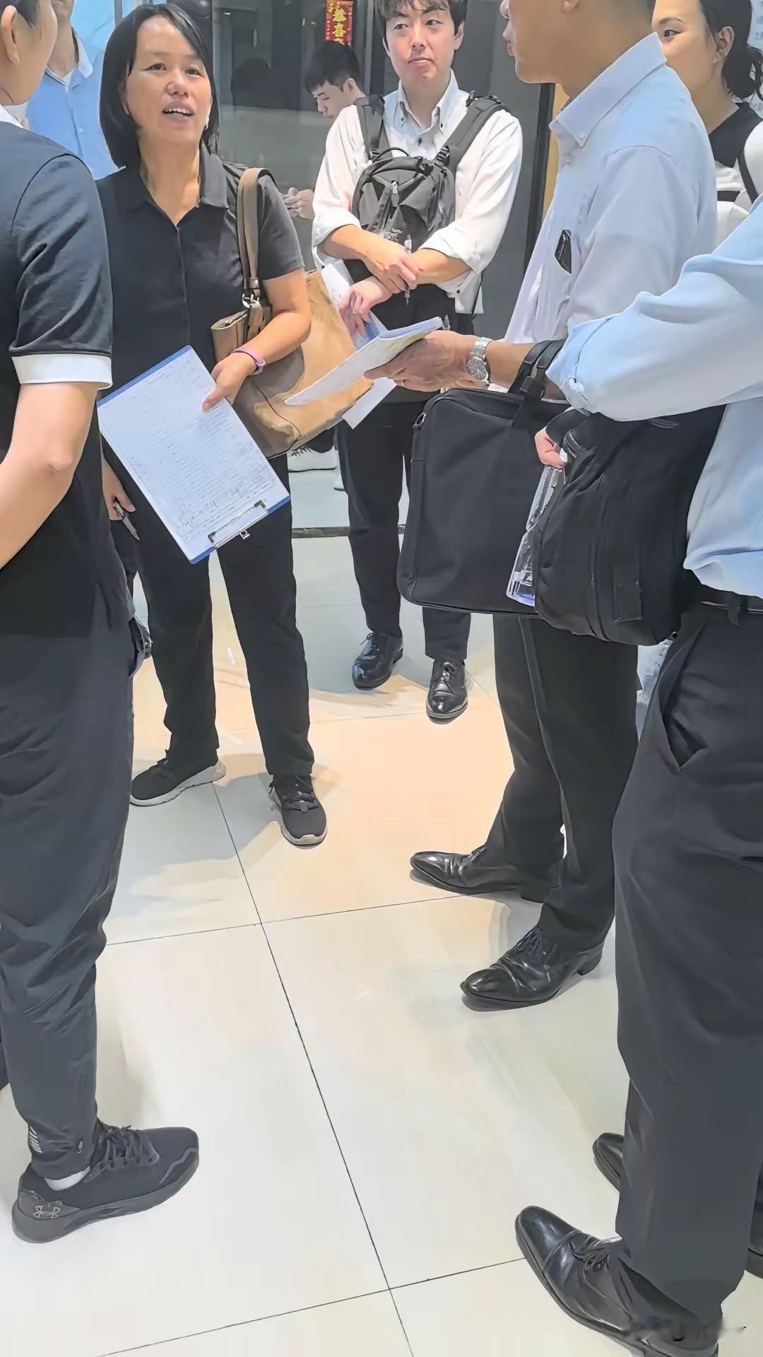 中午下楼，看到一群人看房；原以为只是简单租办公楼，细听一下才发现，是日本人租来当