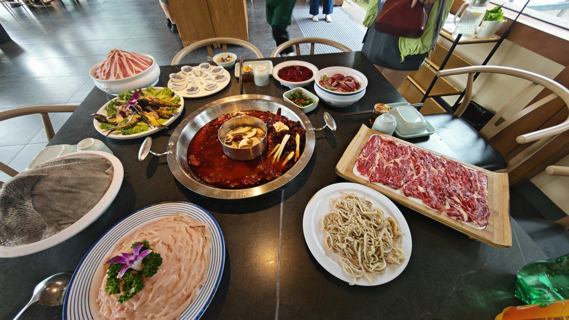 今日午餐火锅，在都江堰撸火锅果然巴适得板！  ​​​