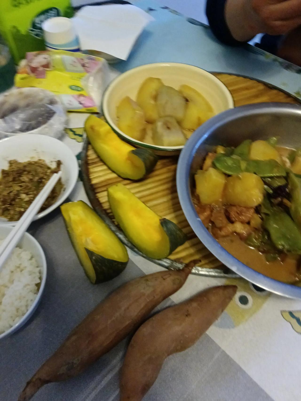 呵呵，我老公真是个奇葩。

都60岁的人了，干活竟然不着调，手掌心上扎了一根刺儿