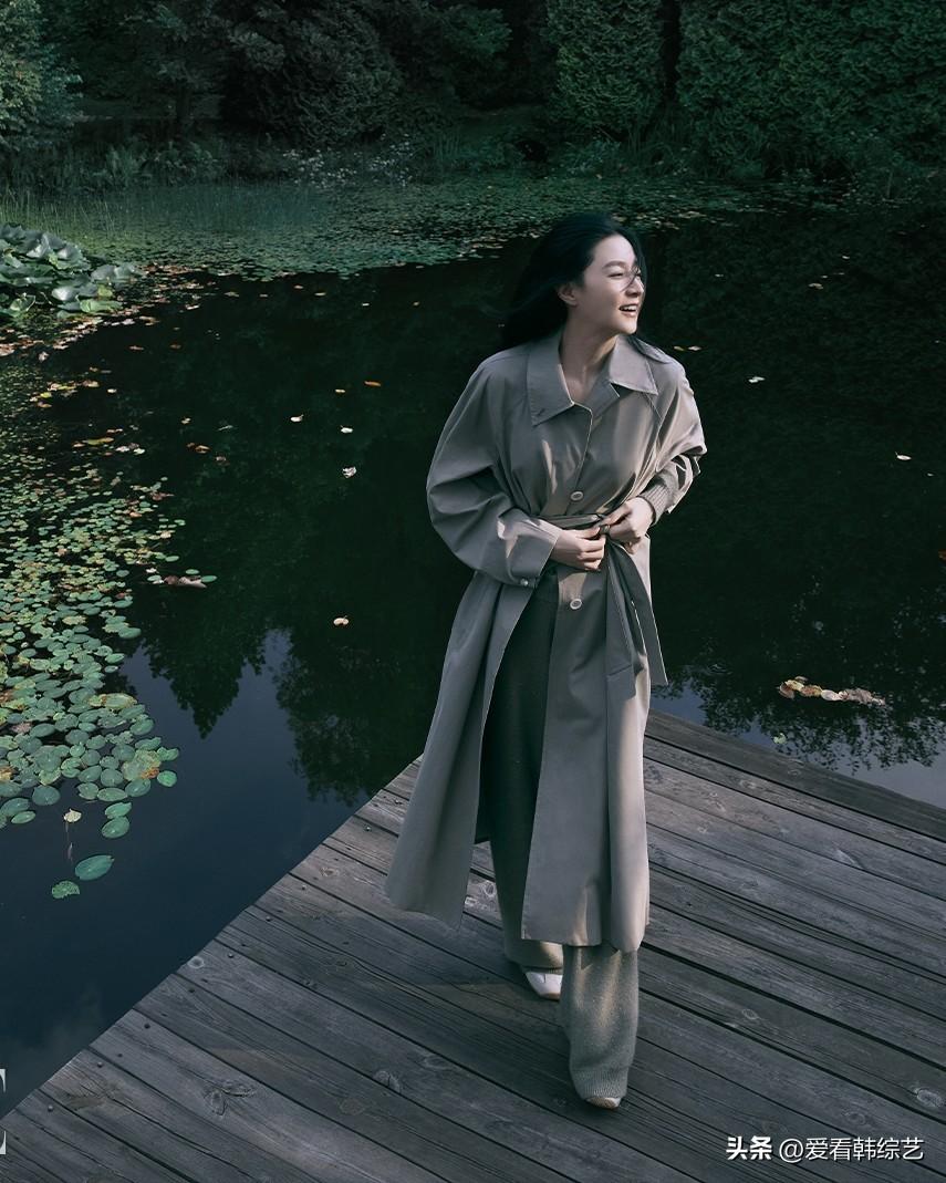 17日，演员李英爱通过Instagram上传了多张照片。公开的照片中，李英爱以湖