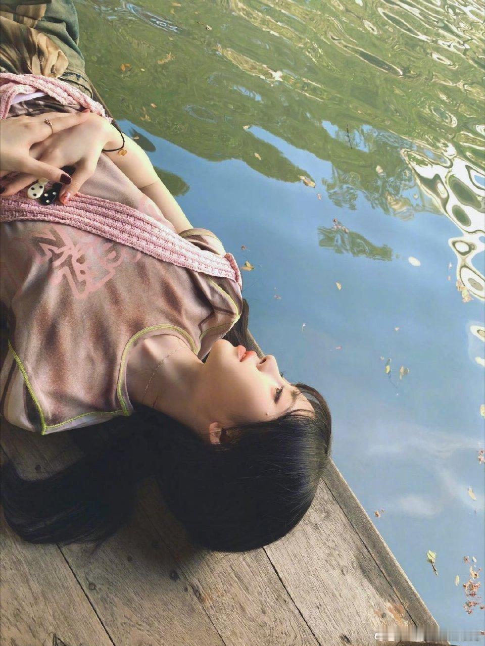 鞠婧祎黑长直vs大波浪库存鞠婧祎晒十宫格库存照库存照诚意满满！黑长直简约大气，衬